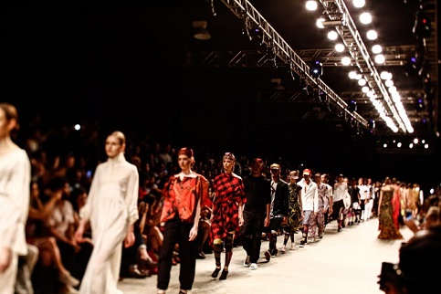 Fila final do desfile de Lino Villaventura