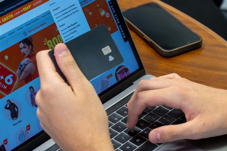 Sobe de 13% para 38% total de consumidores que desistiram de importar devido à “taxa das blusinhas”